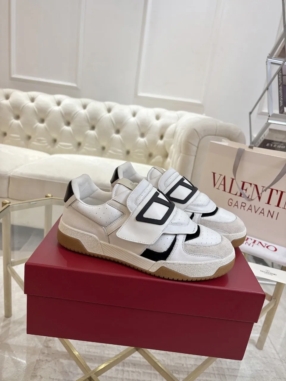 👟👟Ex-factory price 640👟👟 🔺Valentino🔺 Valentino casual shoes! Top version!  Purchase the original version and develop it 1:1! Lasting technology, classic splicing, fashionable and versatile, 🎁Full set of packaging at the same time at the counter. Fabric: customized cowhide + super soft sheepskin + mercerized cow suede. Lining: original double-sided velvet + breathable mesh. Outsole: original TPU material outsole, non-slip and wear-resistant. Code number: men 39~46